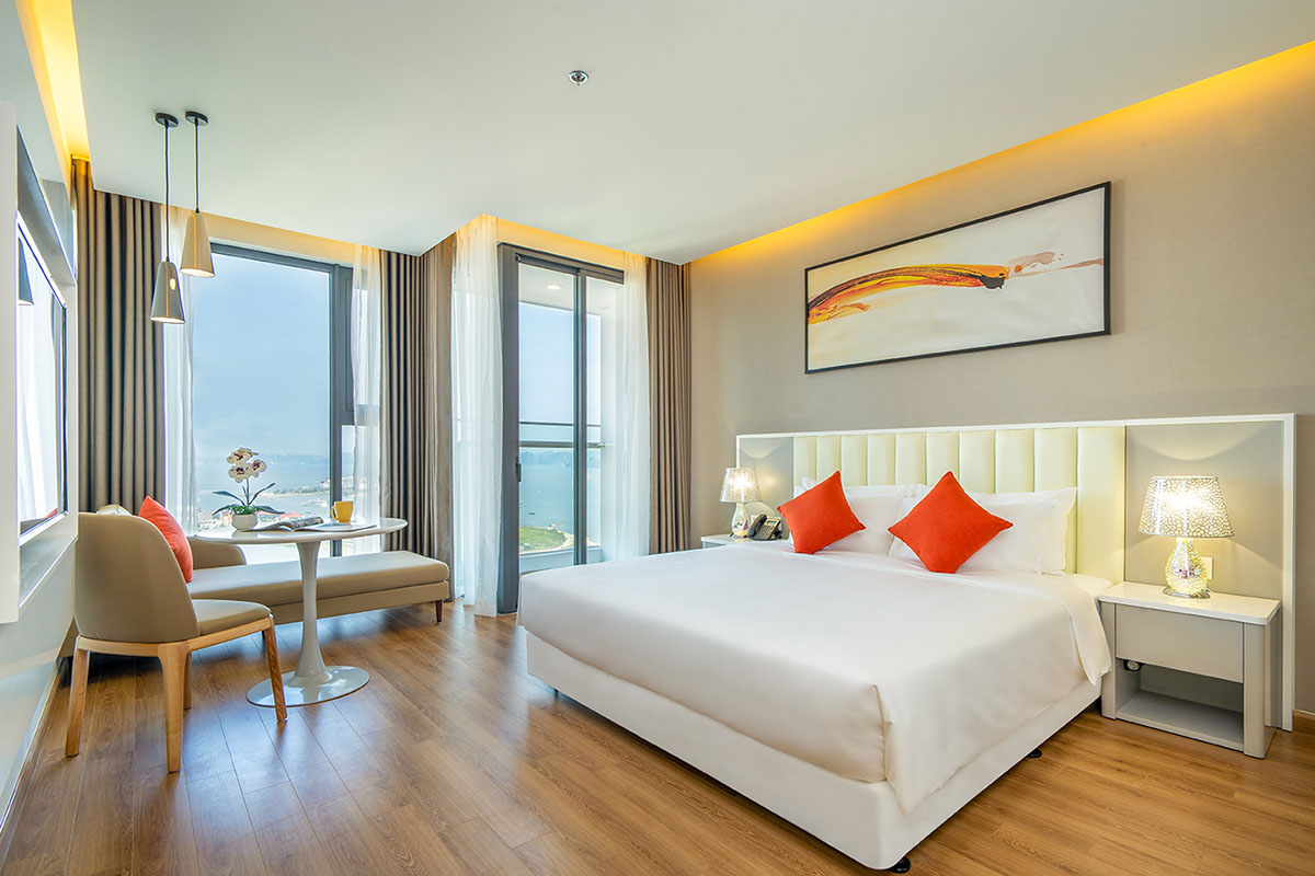 Hotel room at Phat Linh Hotel Ha Long with double bed seating area and large windows