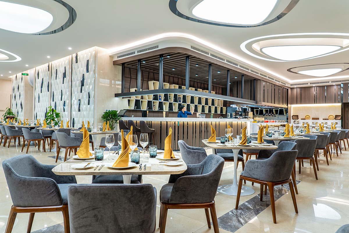 Modern restaurant at Phat Linh Hotel Ha Long with seating area and bar