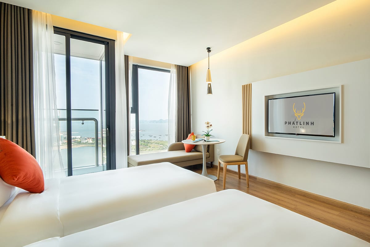 Modern room at Phat Linh Hotel Ha Long with two beds and balcony window