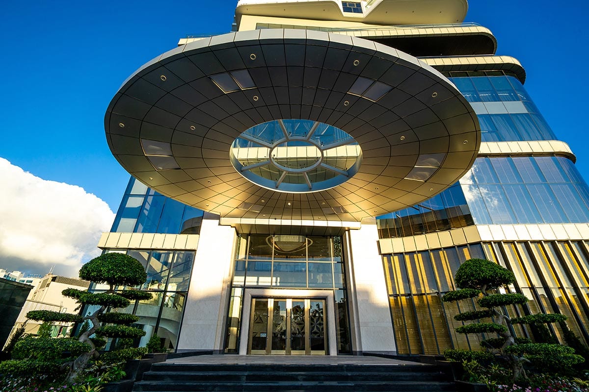Entrance of Phat Linh Hotel in Ha Long with modern architecture