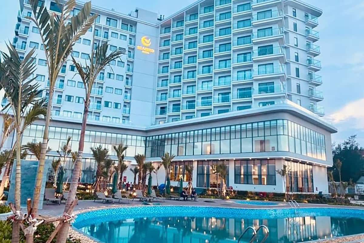 Outdoor Pool vor dem Seabird Hotel Thien Cam in Ha Tinh nahe Thien Cam Bea