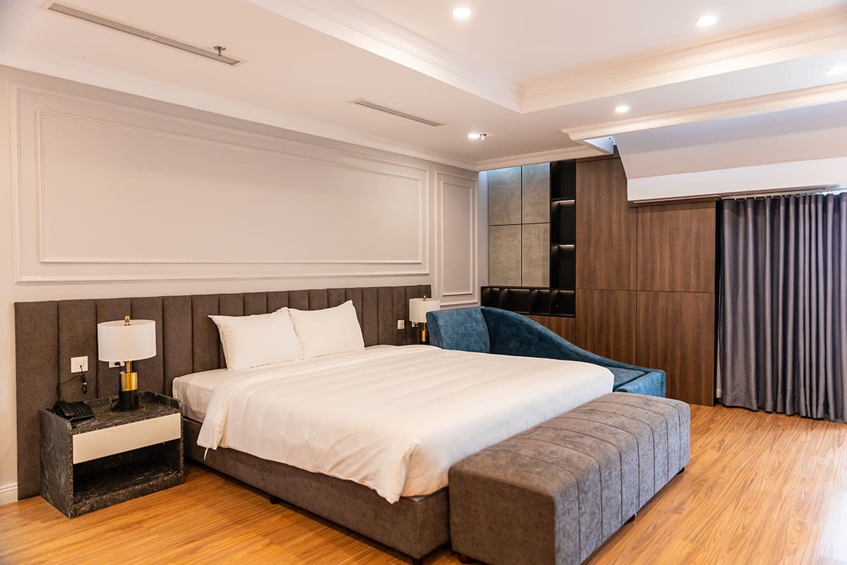 Deluxe double room at Thien An Hotel Viet Yen with large bed and modern interior