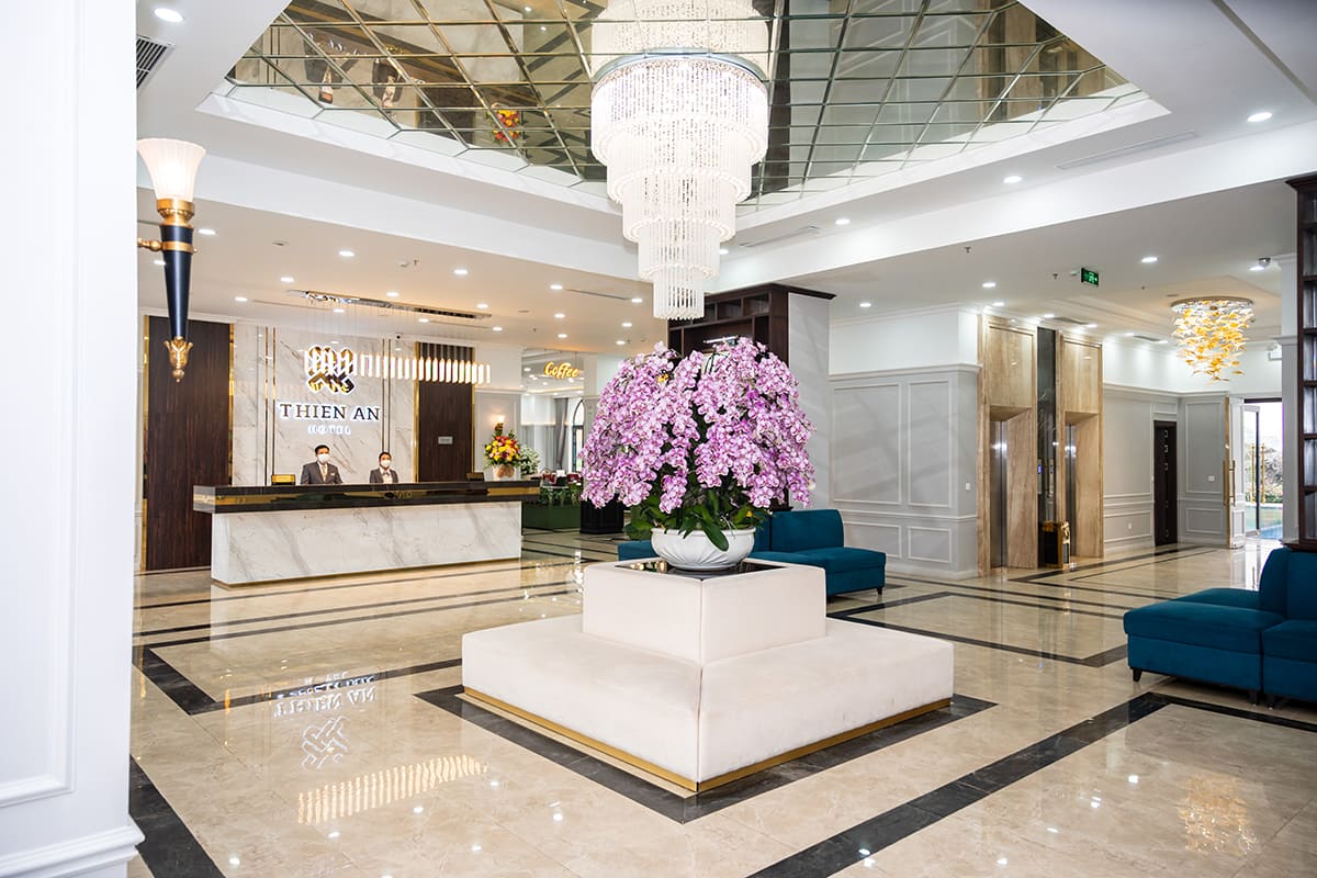 Lobby at Thien An Hotel Viet Yen with reception chandelier and flower arrangement