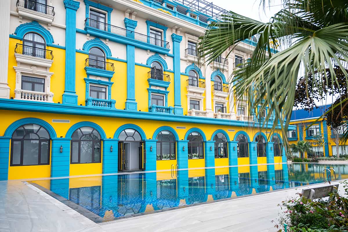 Pool at Thien An Hotel Viet Yen with colorful hotel architecture