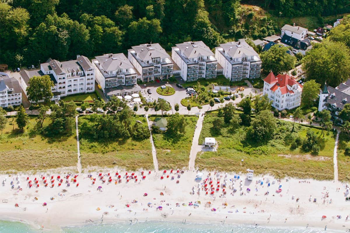 Luftaufnahme vom Grand Hotel Binz auf Rügen mit Strand, Ostsee und Strandkörben